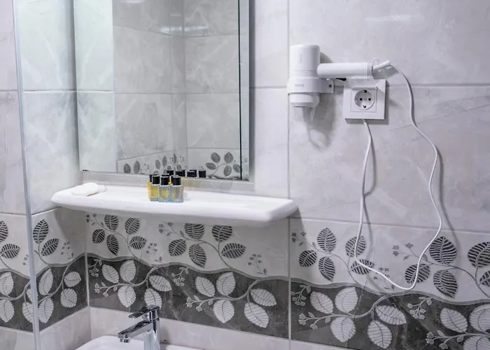 Mustis Royal Plaza Hotell 3*