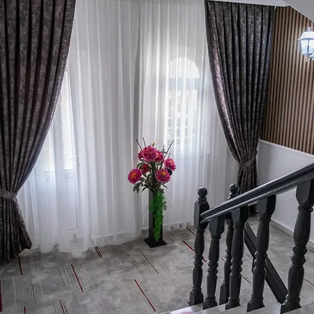 Mustis Royal Plaza מלון