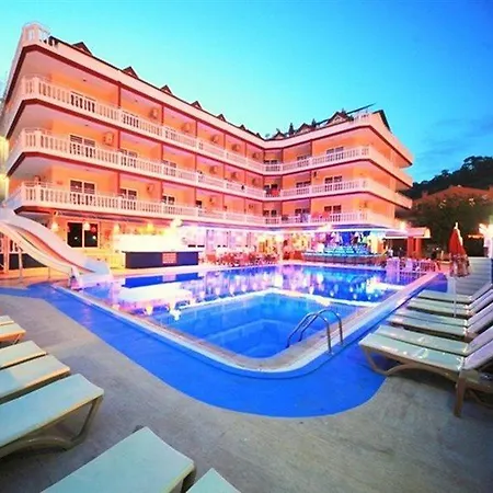 מלון Mustis Royal Plaza 3*