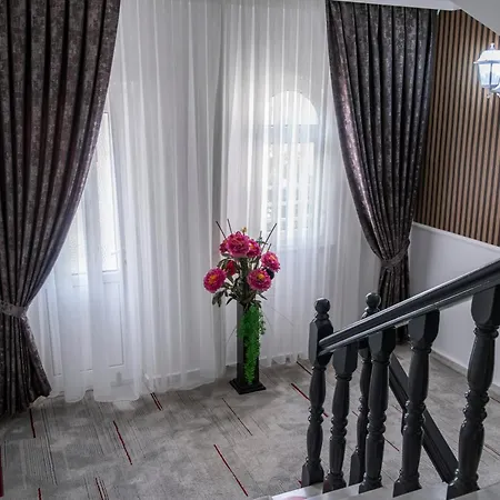 Mustis Royal Plaza מלון
